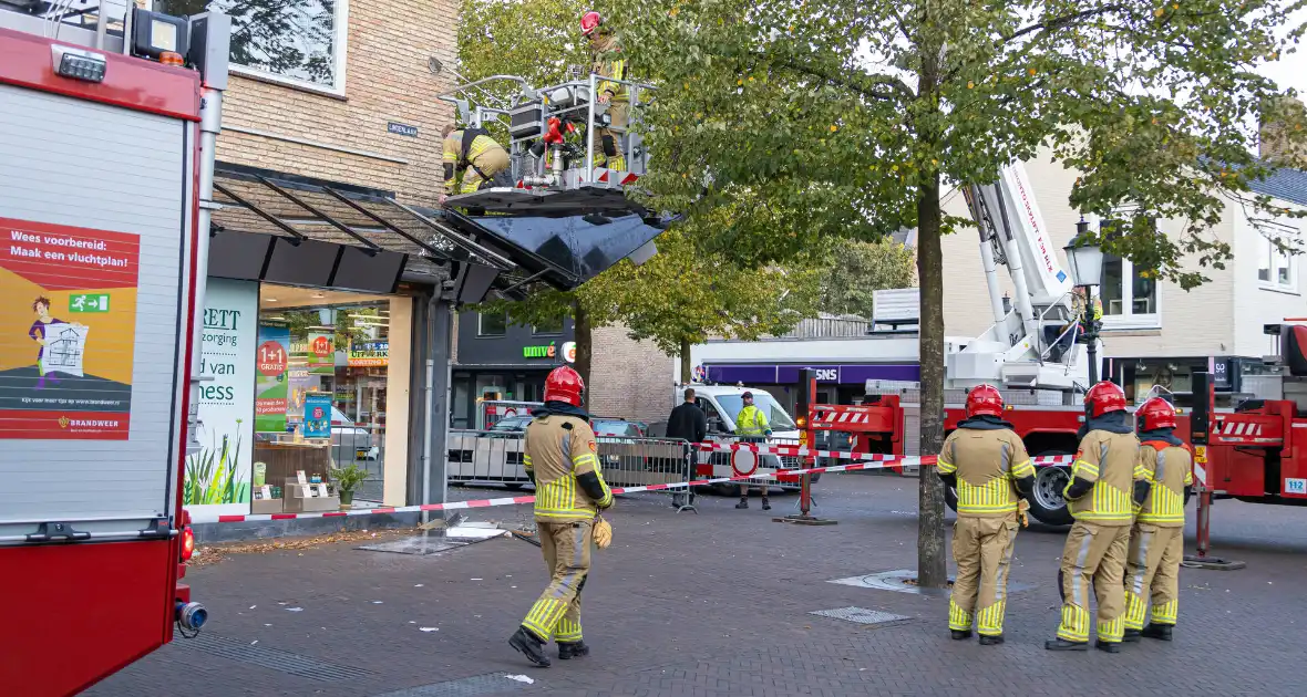 Bakwagen rijdt tegen glazen afdak