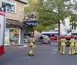 Bakwagen rijdt tegen glazen afdak