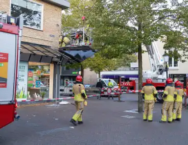 Bakwagen rijdt tegen glazen afdak