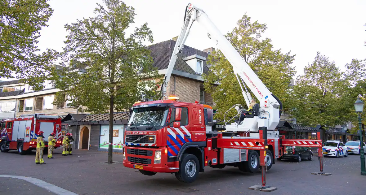 Bakwagen rijdt tegen glazen afdak - Foto 10