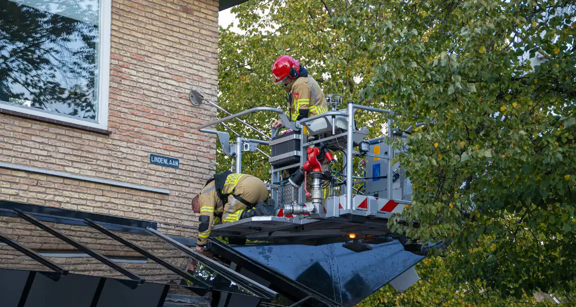 Bakwagen rijdt tegen glazen afdak - Foto 11