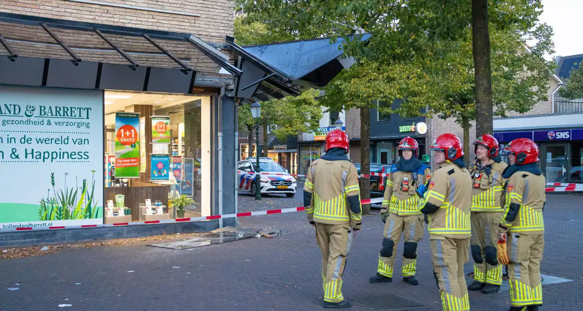 Bakwagen rijdt tegen glazen afdak - Foto 2