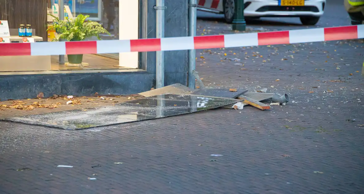 Bakwagen rijdt tegen glazen afdak - Foto 3