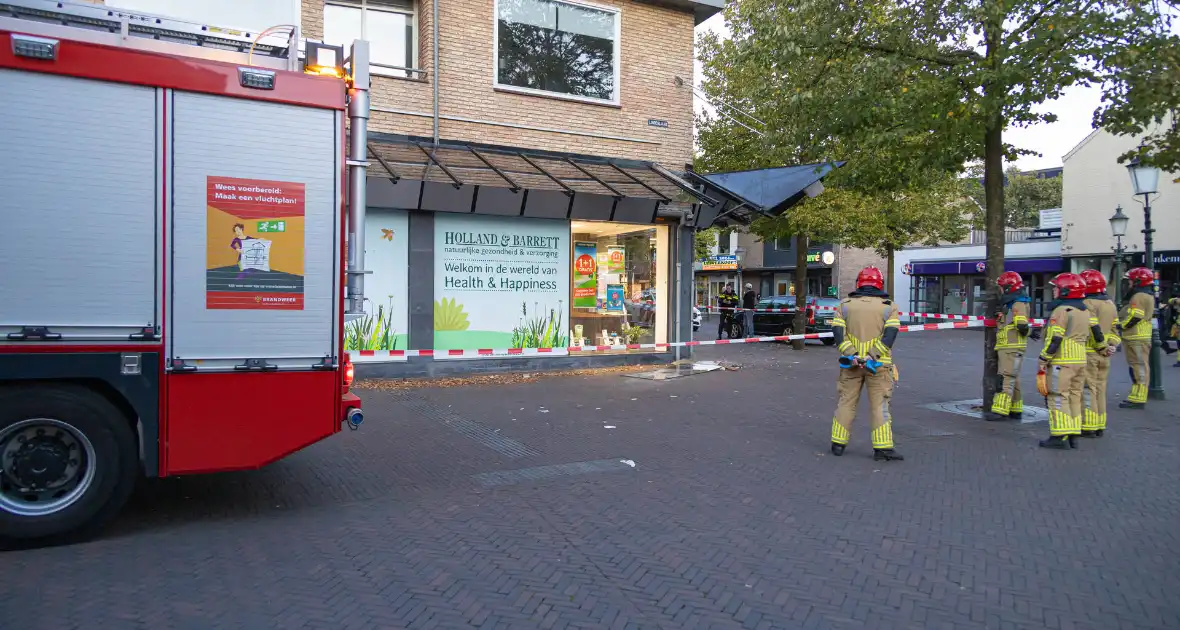 Bakwagen rijdt tegen glazen afdak - Foto 5