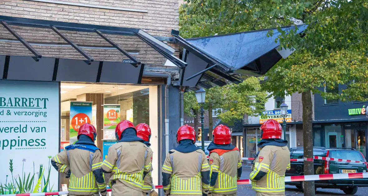 Bakwagen rijdt tegen glazen afdak - Foto 6