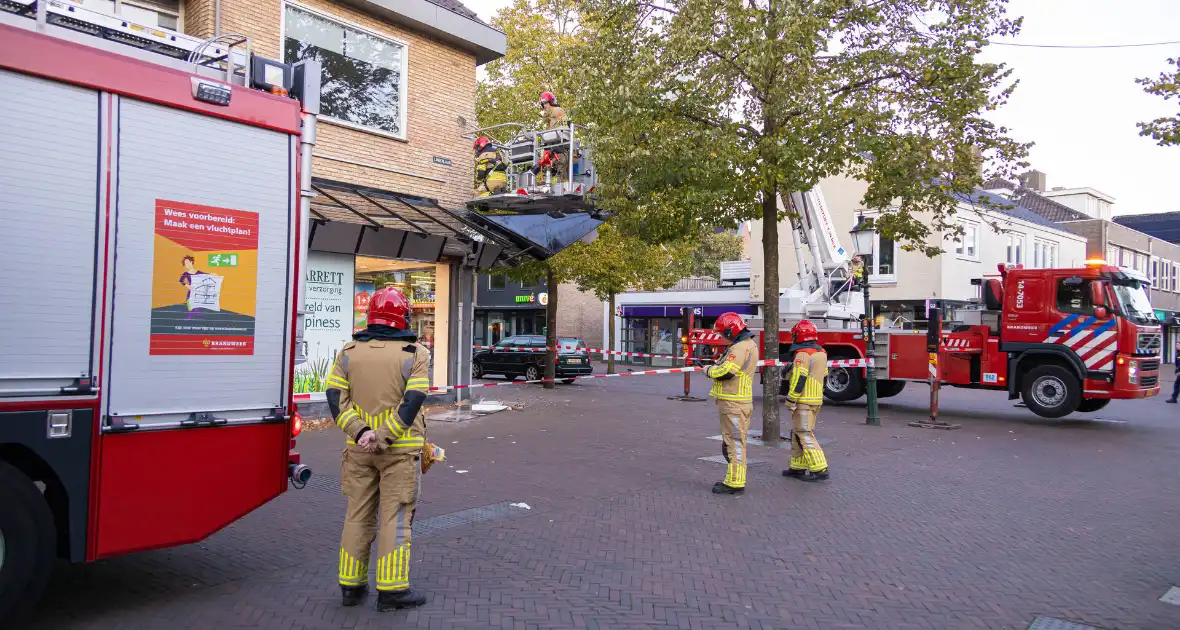 Bakwagen rijdt tegen glazen afdak - Foto 7