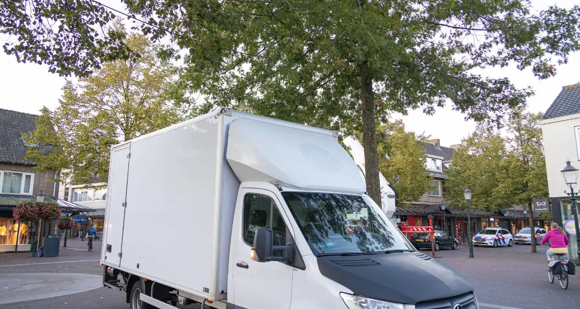 Bakwagen rijdt tegen glazen afdak - Foto 8