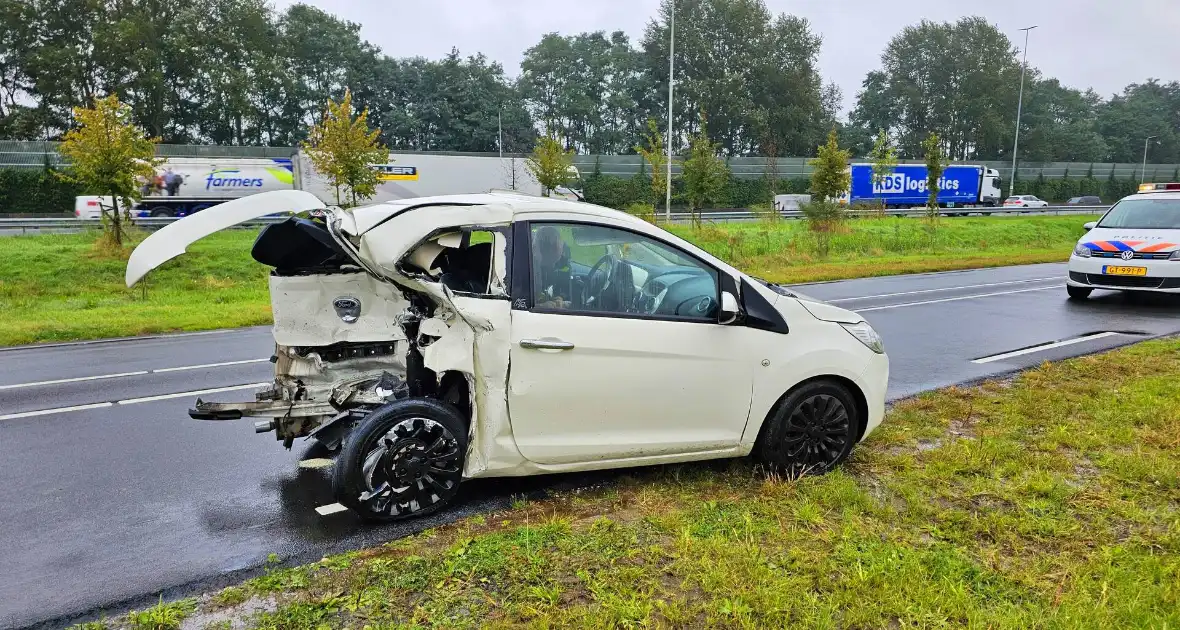 Auto's zwaar beschadigd na kop-staartbotsing