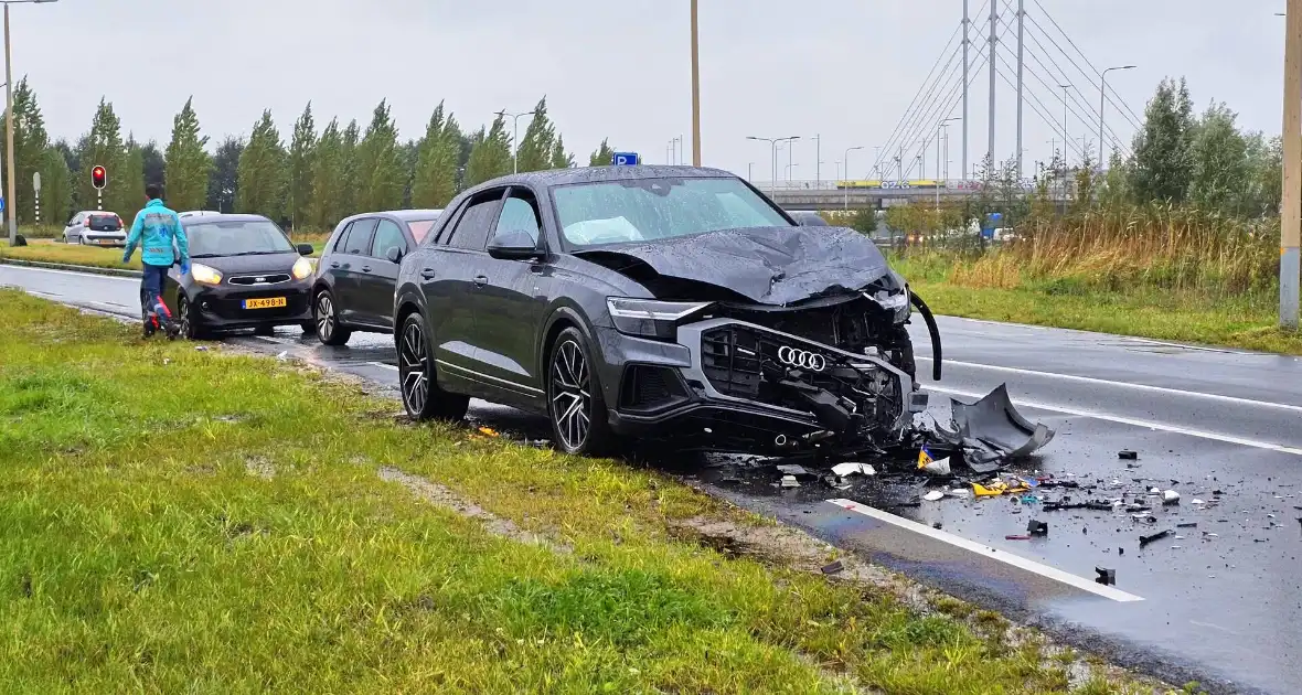 Auto's zwaar beschadigd na kop-staartbotsing - Foto 1