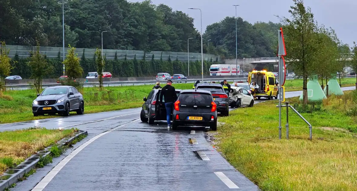 Auto's zwaar beschadigd na kop-staartbotsing - Foto 2