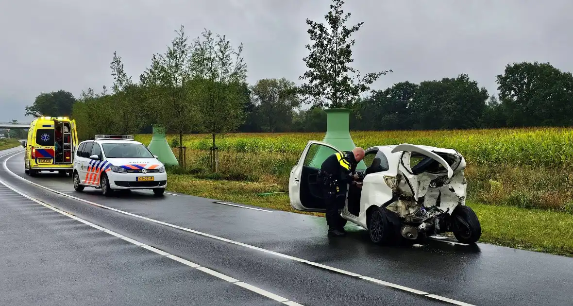 Auto's zwaar beschadigd na kop-staartbotsing - Foto 4