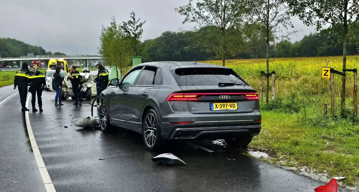 Auto's zwaar beschadigd na kop-staartbotsing - Foto 5