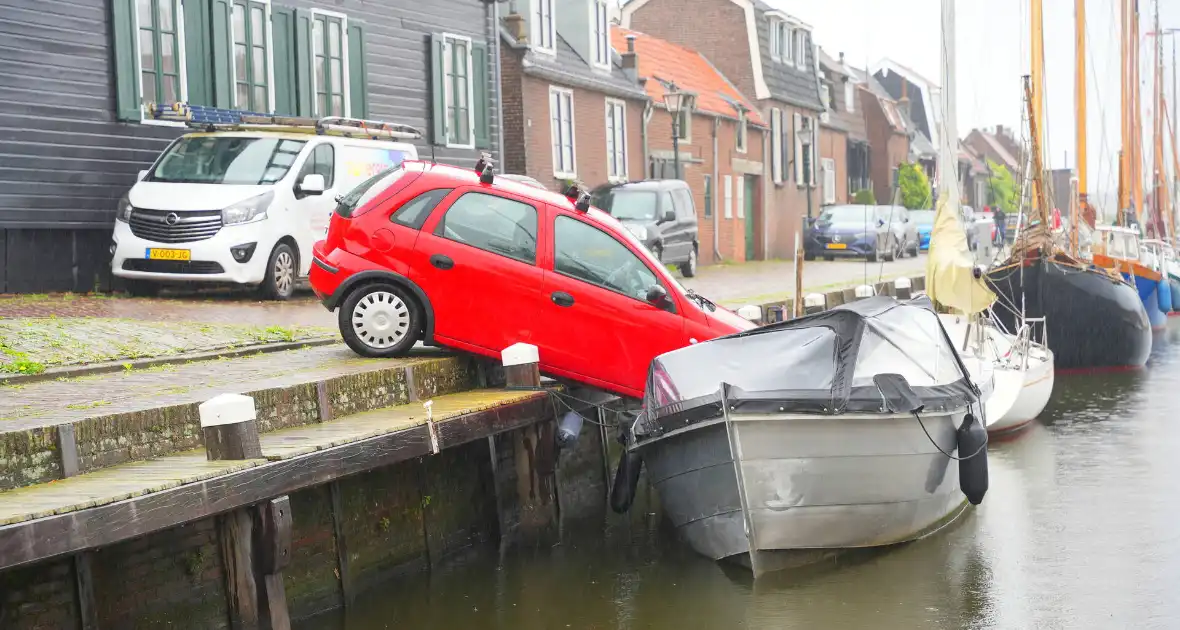 Auto rolt tegen boot aan