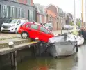 Auto rolt tegen boot aan