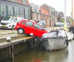 Auto rolt tegen boot aan