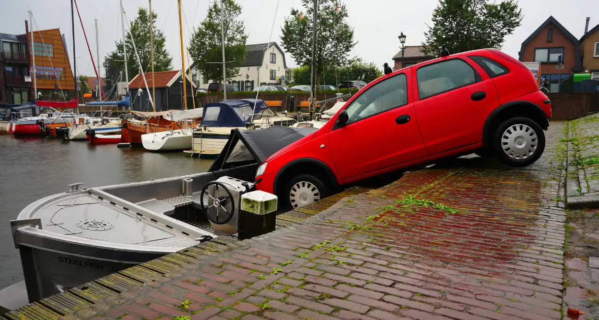 Auto rolt tegen boot aan - Foto 1