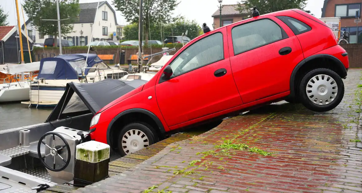 Auto rolt tegen boot aan - Foto 2