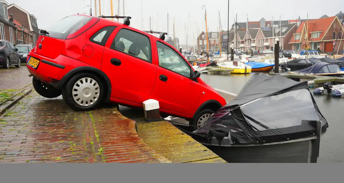 Auto rolt tegen boot aan - Foto 3