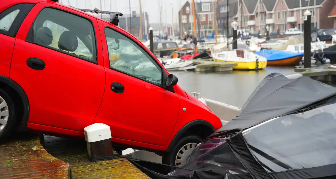 Auto rolt tegen boot aan - Foto 4