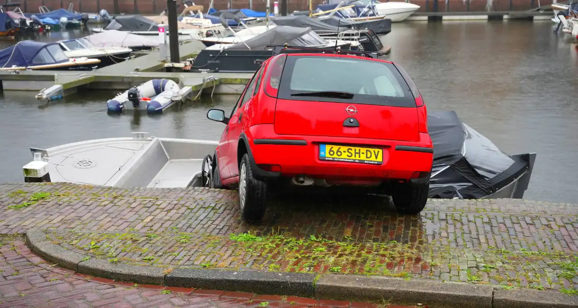 Auto rolt tegen boot aan - Foto 5