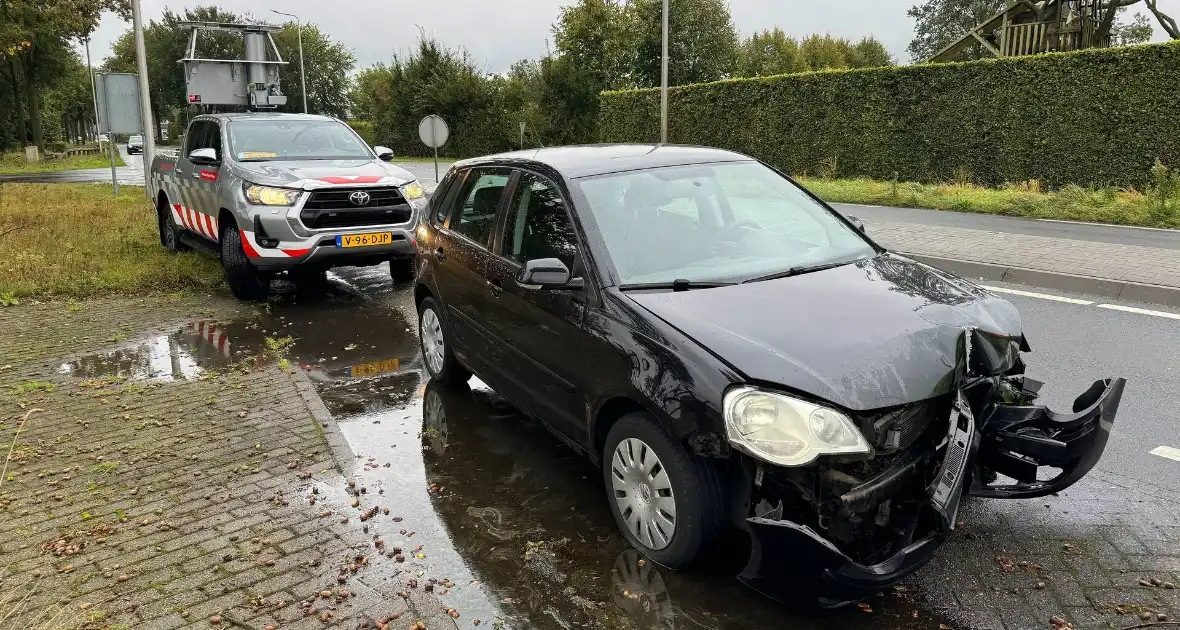 Auto die net van garage komt krijgt zelfde storing en vliegt uit de bocht - Foto 1