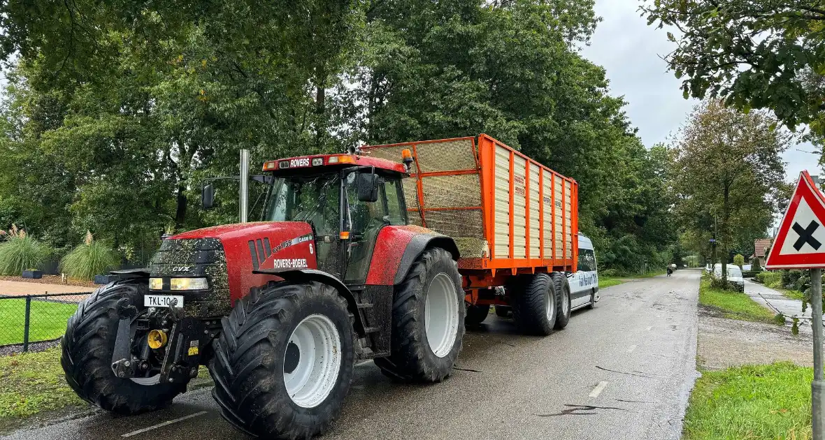 Achteruitrijdende tractor bestuurder ziet taxibus over het hoofd