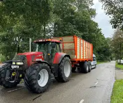 Achteruitrijdende tractor bestuurder ziet taxibus over het hoofd