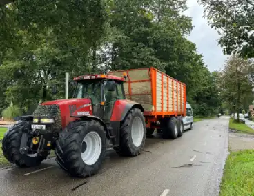 Achteruitrijdende tractor bestuurder ziet taxibus over het hoofd