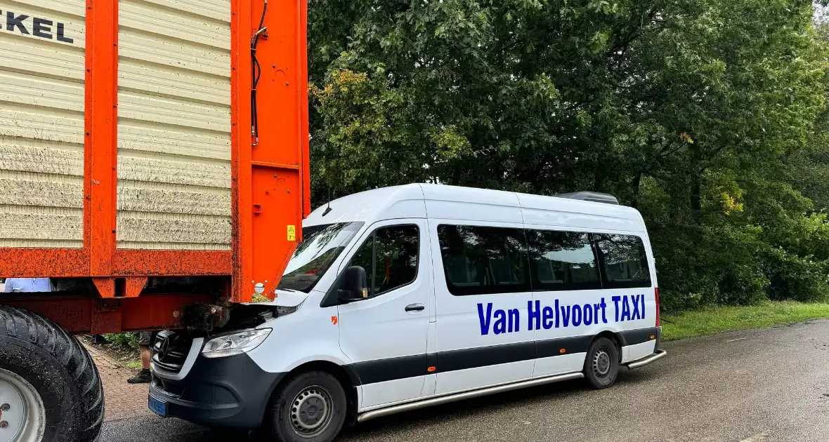 Achteruitrijdende tractor bestuurder ziet taxibus over het hoofd - Foto 1