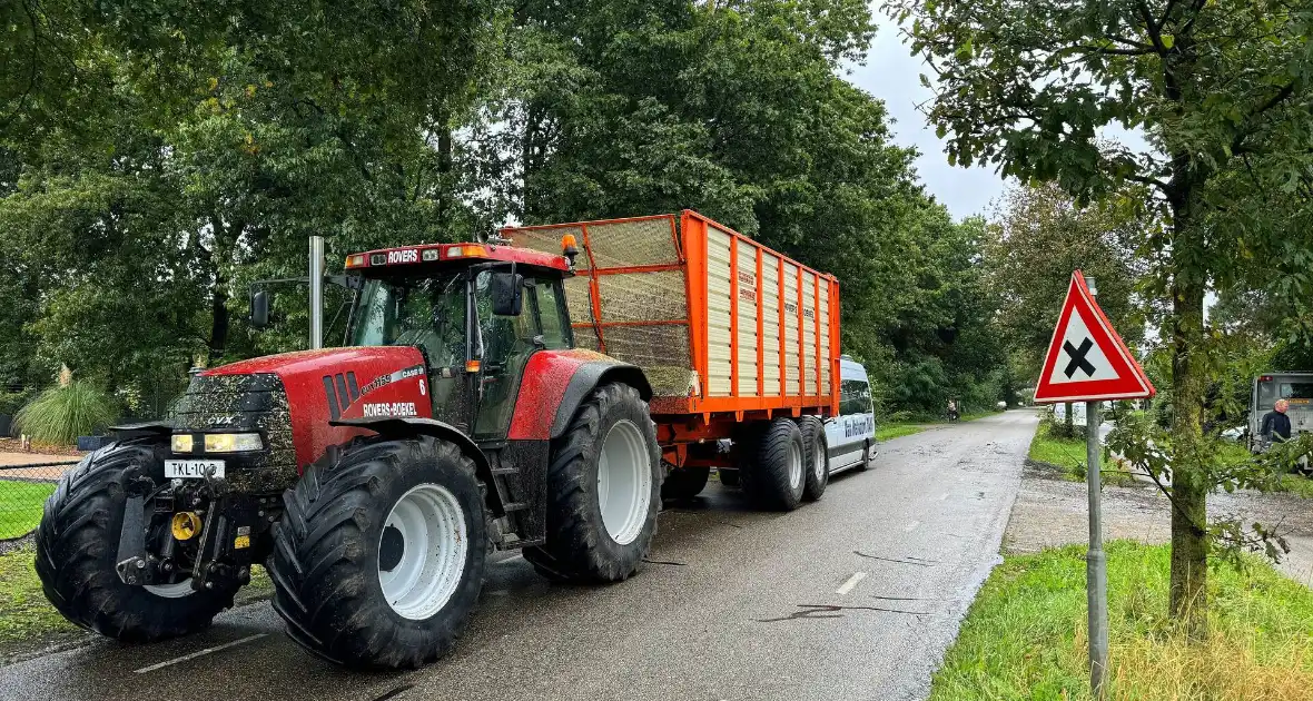 Achteruitrijdende tractor bestuurder ziet taxibus over het hoofd - Foto 2