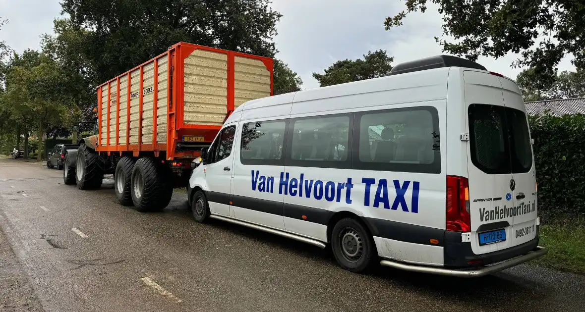 Achteruitrijdende tractor bestuurder ziet taxibus over het hoofd - Foto 4