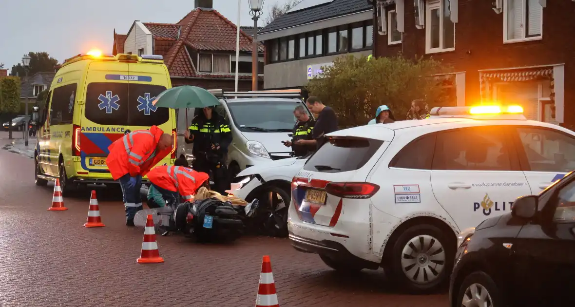 Automobilist ziet scooterrijdster over het hoofd