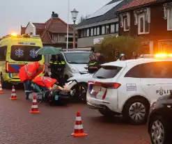 Automobilist ziet scooterrijdster over het hoofd