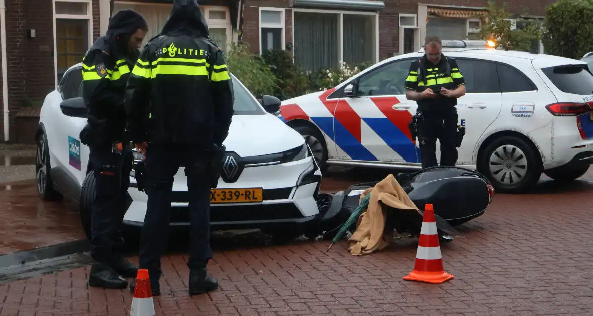 Automobilist ziet scooterrijdster over het hoofd - Foto 1