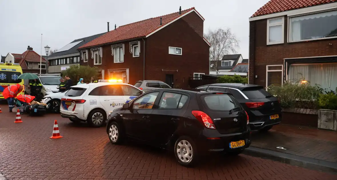 Automobilist ziet scooterrijdster over het hoofd - Foto 10