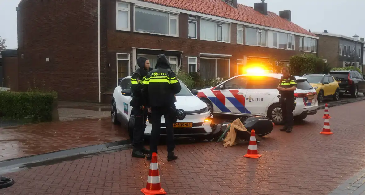 Automobilist ziet scooterrijdster over het hoofd - Foto 2