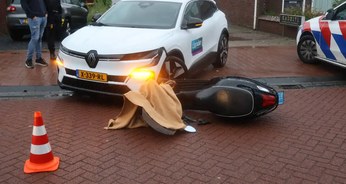 Automobilist ziet scooterrijdster over het hoofd - Foto 3