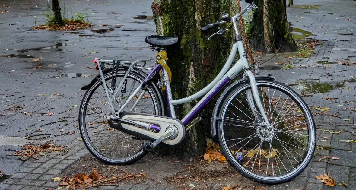 Fietser loopt forse hoofdwond op na aanrijding - Foto 2