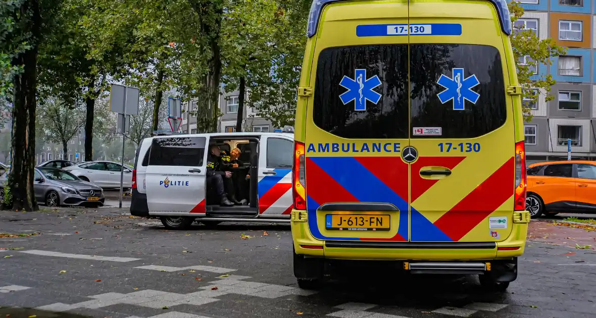 Fietser loopt forse hoofdwond op na aanrijding - Foto 3