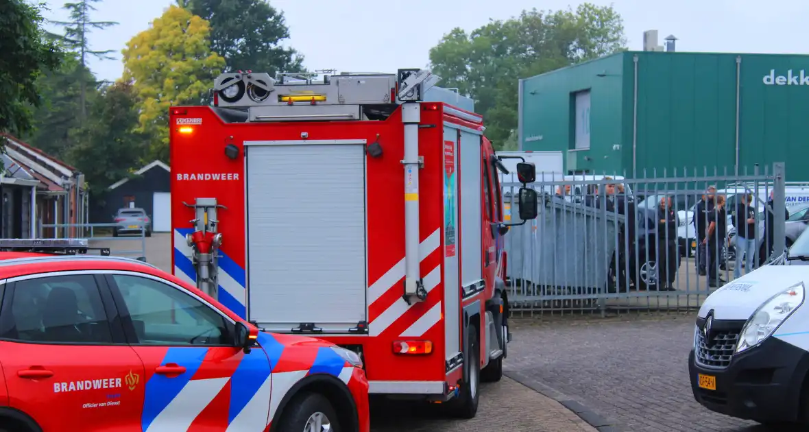 Brandweer onderzoekt mogelijk gaslek in garagebedrijf