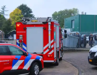 Brandweer onderzoekt mogelijk gaslek in garagebedrijf