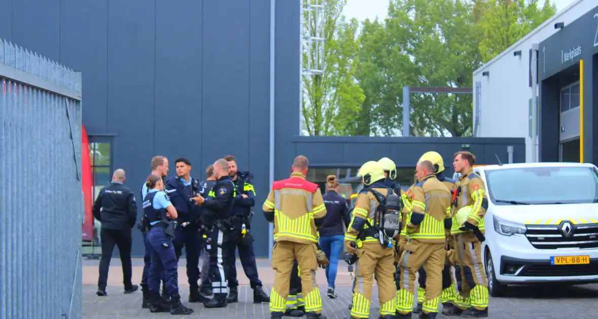 Brandweer onderzoekt mogelijk gaslek in garagebedrijf - Foto 1