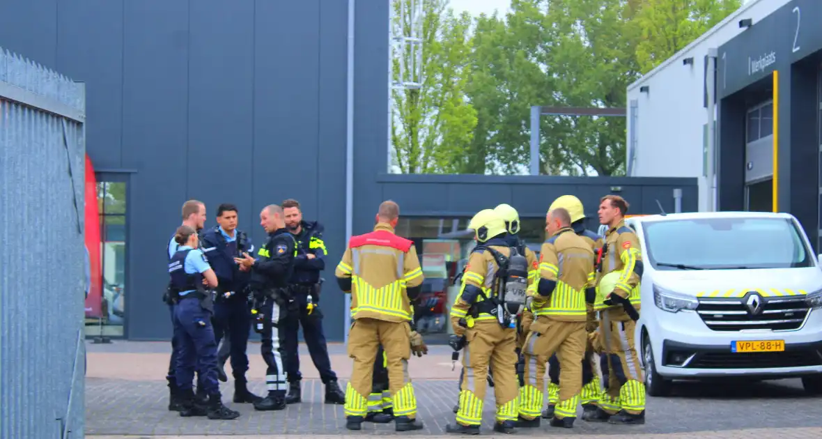 Brandweer onderzoekt mogelijk gaslek in garagebedrijf - Foto 2