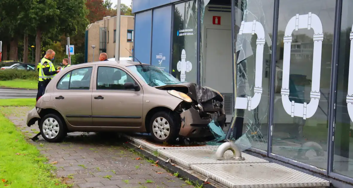 Automobiliste belandt met voertuig tegen gemaal