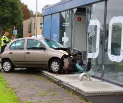 Automobiliste belandt met voertuig tegen gemaal