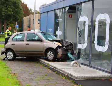 Automobiliste belandt met voertuig tegen gemaal