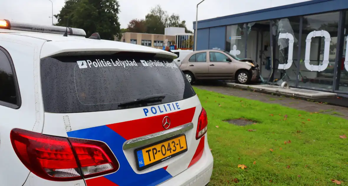 Automobiliste belandt met voertuig tegen gemaal - Foto 1