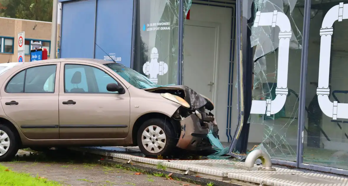 Automobiliste belandt met voertuig tegen gemaal - Foto 2