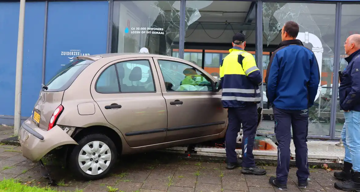 Automobiliste belandt met voertuig tegen gemaal - Foto 3