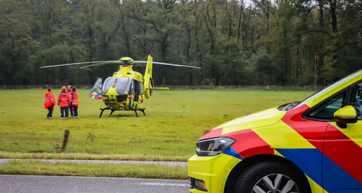 Bestuurder zwaargewond bij botsing tegen boom - Foto 2